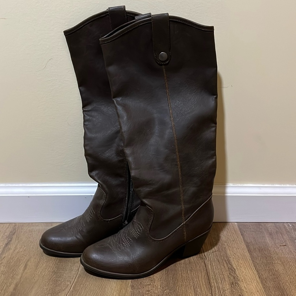 Brown cowboy boots size 7